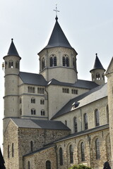 Fototapeta premium Les clochers de l'imposante collégiale Sainte Gertrude à Nivelles 