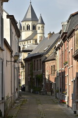 Rue typique du quartier Saint Jacques sous un ciel bleu à Nivelles 