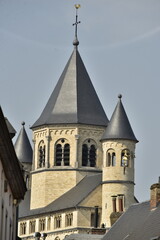 Les clochers de l'imposante collégiale Sainte Gertrude à Nivelles 