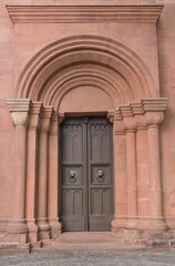 Holztürn in einem Sandsteinportal