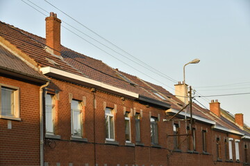 Lumière du coucher de soleil sur les façades des maisons à Écaussinnes-d'Enghien (Soignies)