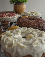 Bolos Caseiros Confeitaria Gastronomia Doce Tortas Chocolate Red Velvet Coco Limão Uva Laranja Sabores Frutas Sobremesa Padaria Caseiro Artesanal Culinária Receitas Bolo Festa Bolo Fuba