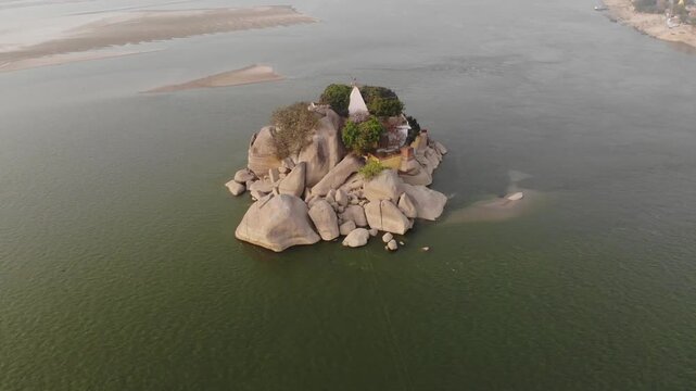 Teen Pahadi, a scenic river island in Kahalgaon, Bihar, sits on the Ganga. Surrounded by flowing waters and greenery, it&rsquo;s known for its natural charm, calm ambience, and local cultural significance.