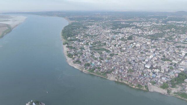 Teen Pahadi, a scenic river island in Kahalgaon, Bihar, sits on the Ganga. Surrounded by flowing waters and greenery, it&rsquo;s known for its natural charm, calm ambience, and local cultural significance