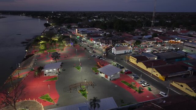 Vista a&eacute;rea de Aruan&atilde;, Goi&aacute;s, sobre o Rio Araguaia ao p&ocirc;r do sol filmada por drone