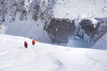厳冬期の百四丈滝の氷壺と登山者