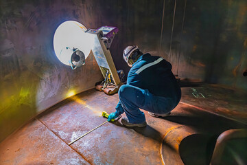 Male worker inspection floor scan tank oil of rust wall, loss of thickness bottom plate in the...
