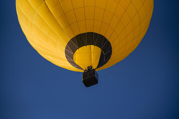 Obraz premium Balloons taking off into the blue sky