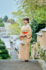 武家屋敷群を散策する着物姿の女性