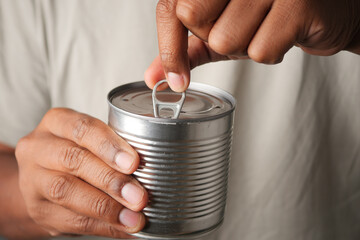 Opening a can with a pull tab at home