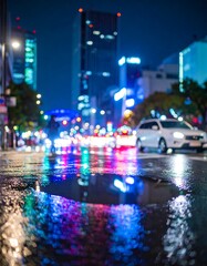 Obraz premium Night city street scene featuring reflections in a puddle