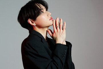 メイクをしたクールなアジアの若い男性のポートレート