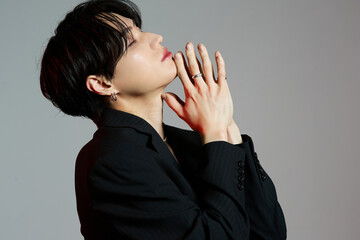 メイクをしたクールなアジアの若い男性のポートレート