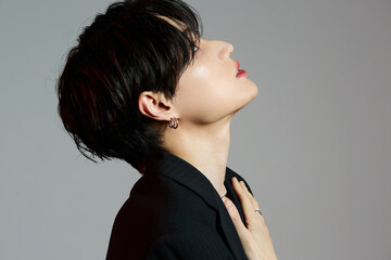 メイクをしたクールなアジアの若い男性のポートレート © K-Angle