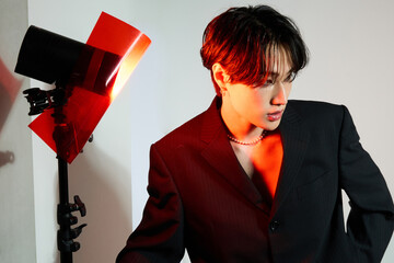 メイクをしたクールなアジアの若い男性のポートレート