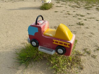 公園に設置された子供用消防車の乗り物
