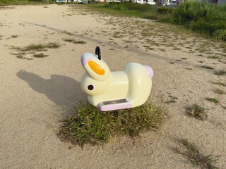公園に設置された子供用うさぎの乗り物
