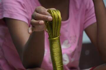 Durable plastic-coated wire rope clothesline, weather-resistant, flexible, anti-rust, strong grip for hanging clothes indoors and outdoors.