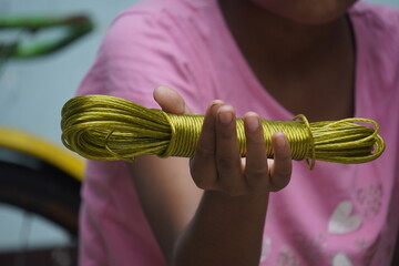 Durable plastic-coated wire rope clothesline, weather-resistant, flexible, anti-rust, strong grip for hanging clothes indoors and outdoors.