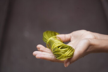 Durable plastic-coated wire rope clothesline, weather-resistant, flexible, anti-rust, strong grip for hanging clothes indoors and outdoors.