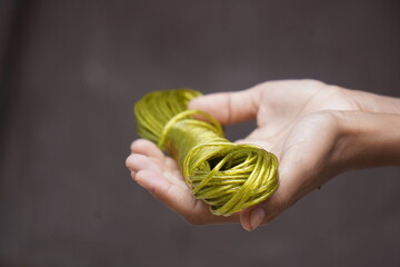 Durable plastic-coated wire rope clothesline, weather-resistant, flexible, anti-rust, strong grip for hanging clothes indoors and outdoors.