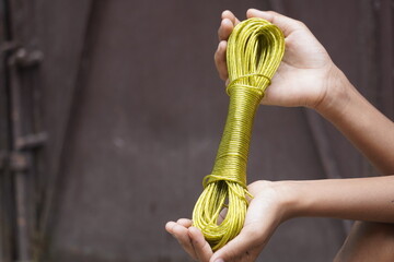 Durable plastic-coated wire rope clothesline, weather-resistant, flexible, anti-rust, strong grip for hanging clothes indoors and outdoors.