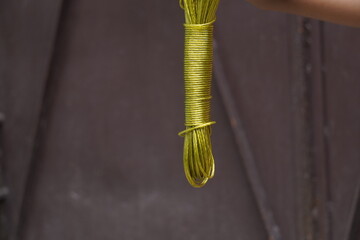 Durable plastic-coated wire rope clothesline, weather-resistant, flexible, anti-rust, strong grip for hanging clothes indoors and outdoors.