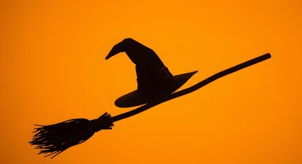 Obraz premium Silhouette of a witch's hat flying on a broomstick at night