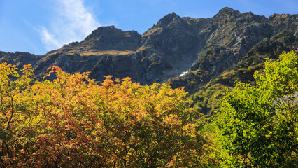北アルプス　秋の涸沢カールへの道　穂高連峰の絶景　奥穂高岳