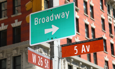intersection in NY between 5th Avenue and W 26th Street and the arrow for Broadway