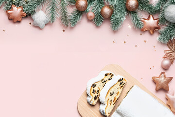 カットされたシュトーレンとクリスマスオーナメント