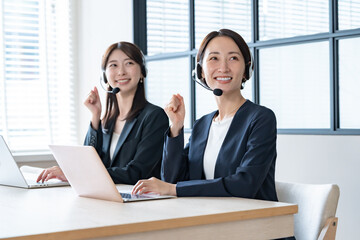 顧客対応を行うビジネスウーマン