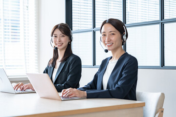 カメラ目線の女性