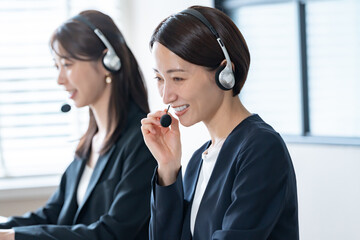 ヘッドセットを着けたオペレーターが電話対応する様子