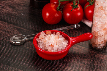 Rose pink Himalai salt in the bowl