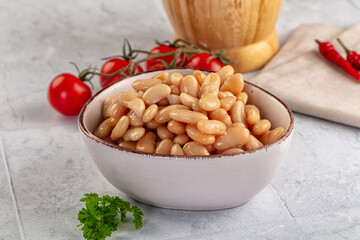 Canned white beans in the bowl