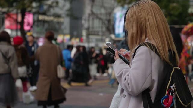 スマートフォンを操作する女性の手元　スローモーション