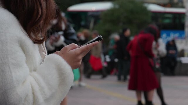 スマートフォンを操作する女性の手元