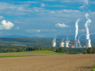 krajobraz podgórski z kominami i dymem © Robert