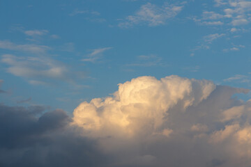 夕方のやや遠くで光に照らされた雲のある空