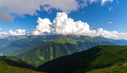 Obraz premium Lush Green Mountain Range Under a Cloudy Blue Sky