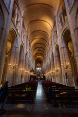 Fototapeta premium Basilica of saint-sernin interior showing romanesque architecture