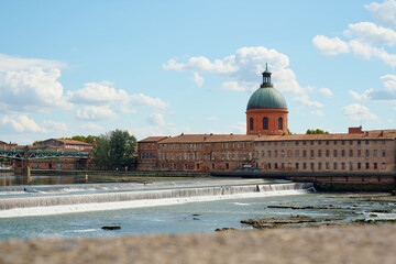 Toulouse hôpital de la grave dome and garonne river © Cristian Blázquez