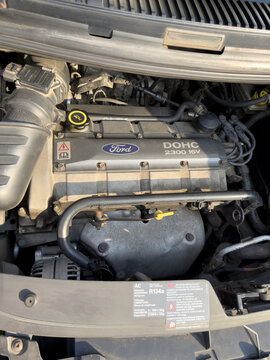 Ford DOHC 2300 16V engine close-up