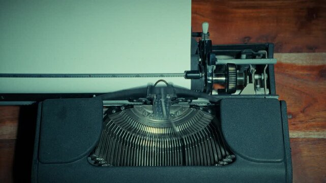 Mechanische retro Schreibmaschine im filmischen Vintage Look