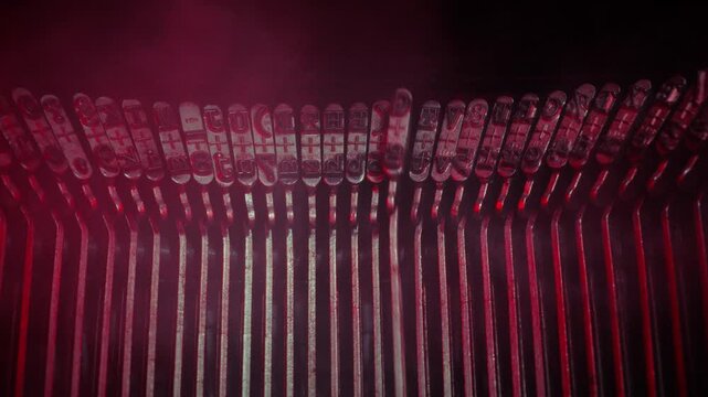 Mechanische retro Schreibmaschine im filmischen Vintage Look