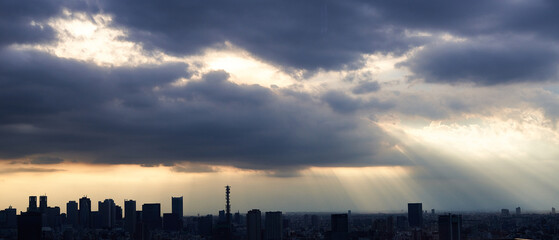 雲の隙間から見える都心の風景