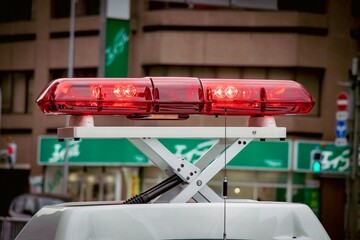 出動中のパトカーの赤色灯