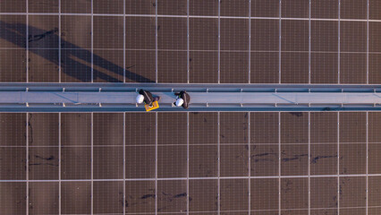 Obraz premium Engineers inspecting rooftop solar panels for maintenance