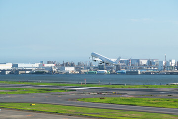 Fototapeta premium 羽田空港から離陸する飛行機